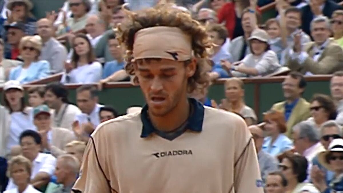 Gustavo Kuerten na final de Roland Garros 2000 - (Foto: Reprodução, Youtube, FFT)