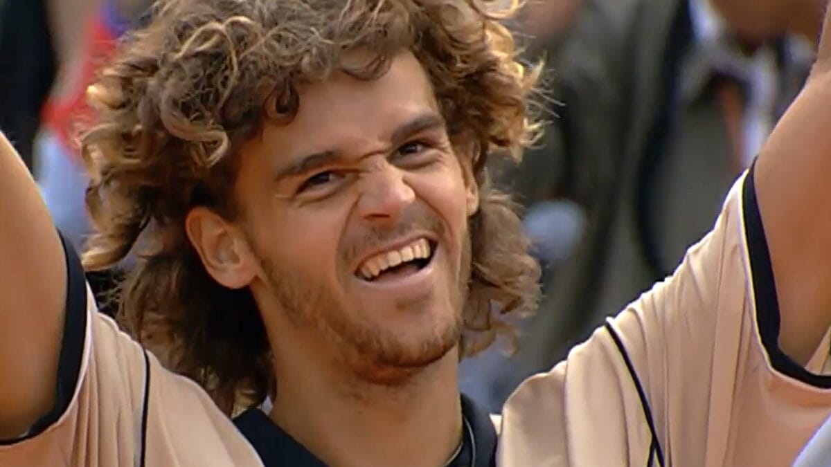 Gustavo Kuerten na final de Roland Garros 2000 - (Foto: Reprodução, Youtube, FFT)