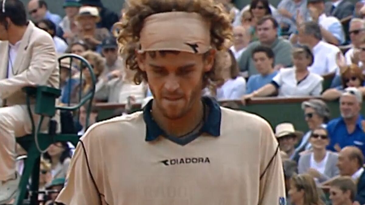 Gustavo Kuerten na final de Roland Garros 2000 - (Foto: Reprodução, Youtube, FFT)