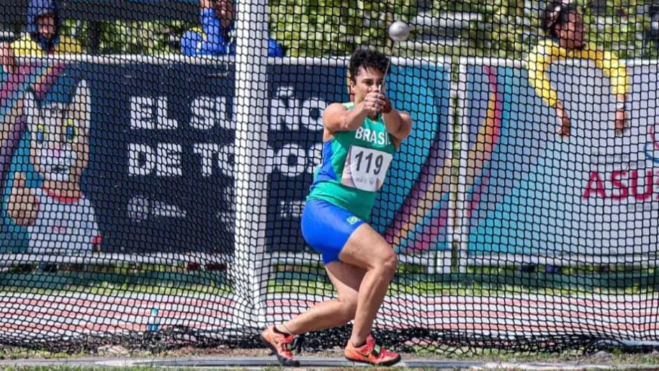 mariana arremessando peso