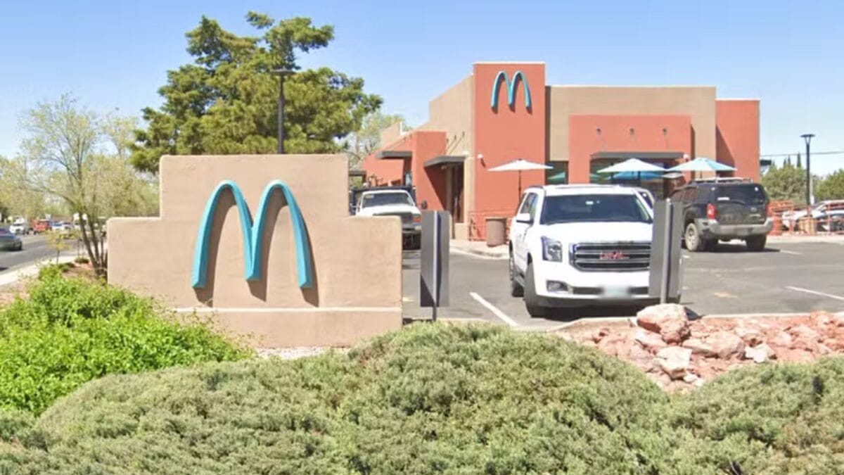 McDonald's mudou a cor do letreiro em Sedona, no Arizona (EUA)