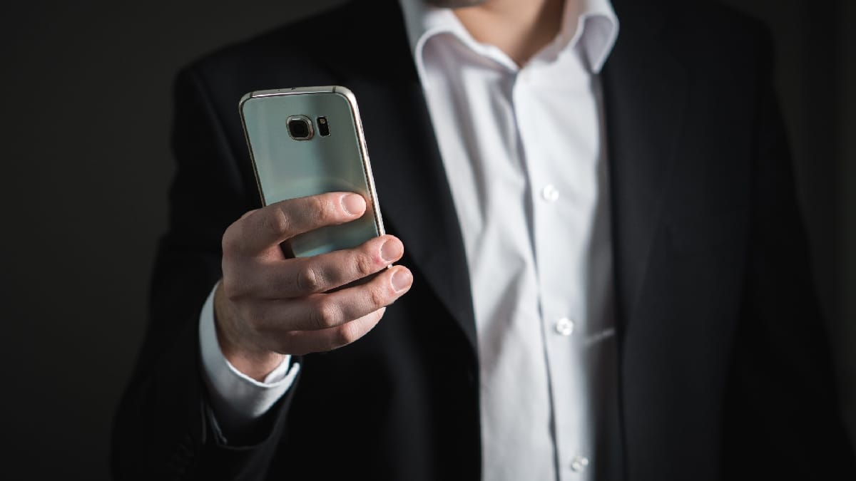 Celular pode ser o pior inimigo do homem infiel. Imagem: PxHere