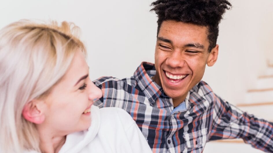 Sinais de bondade vão além do óbvio, segundo a psicologia (Foto: Freepik)