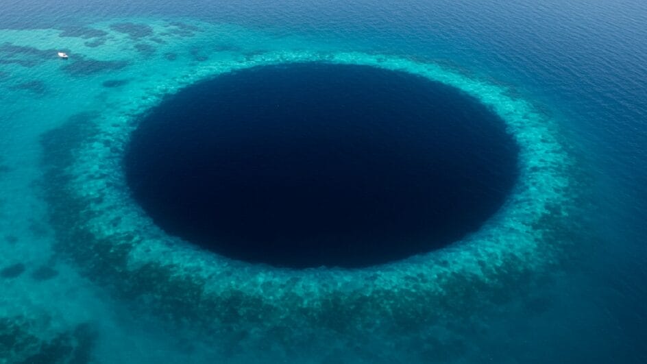 Mergulhe no mistério do maior buraco azul do México e desvende a vida em suas formas mais extremas (Foto: gerada por IA)