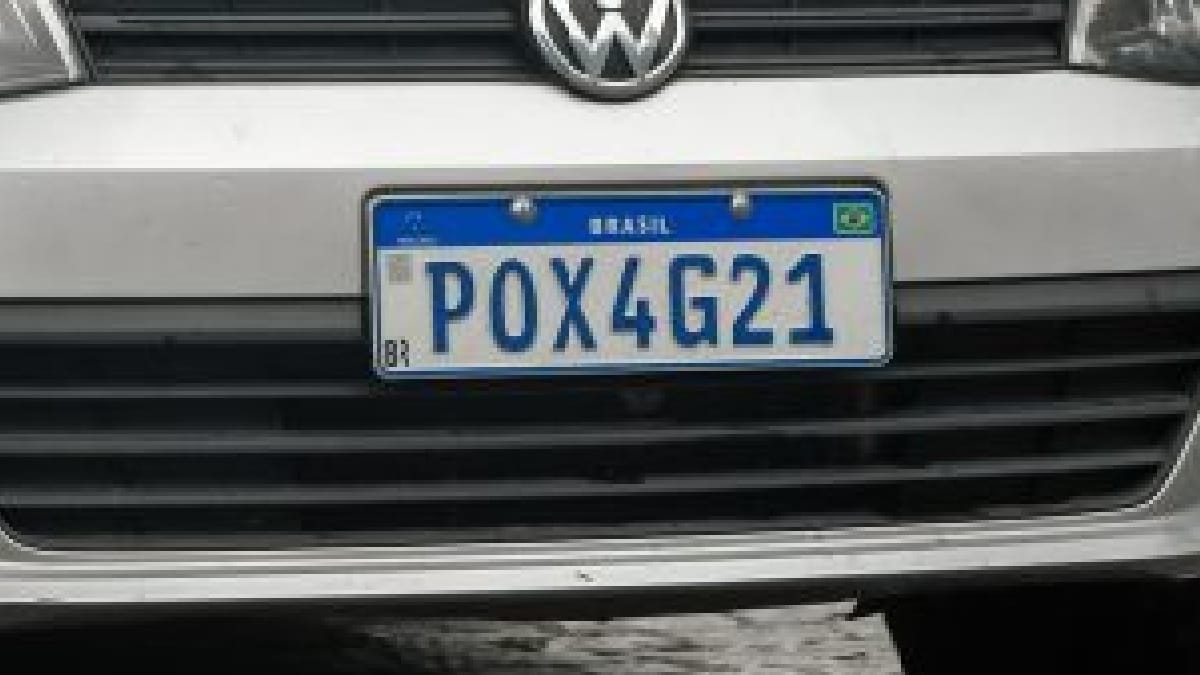 A placa azul é rara no Brasil e tem um significado especial (Foto: Romário Pinheiro/Detran)