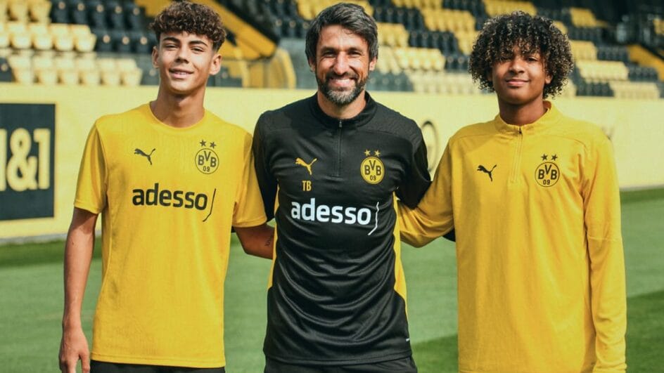 Jovem Mathis Albert (à direita) chegou no Dortmund em 2024 (Foto: BVB, Divulgação)