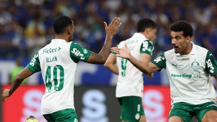 Palmeiras comemorando gol em jogo da Série A 2025