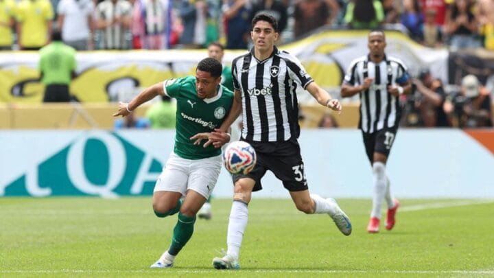 Vitor Roque, do Palmeiras, disputa bola com Jair, do Botafogo