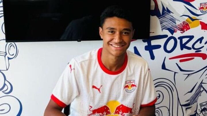 Atacante Pedro Severino com a camisa do Bragantino