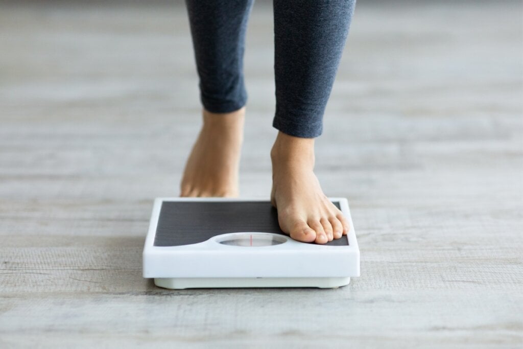 Pessoa subindo em uma balanÃ§a branca