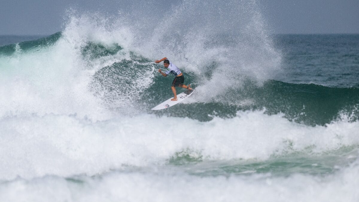 peterson crisanto surfando em saquarema