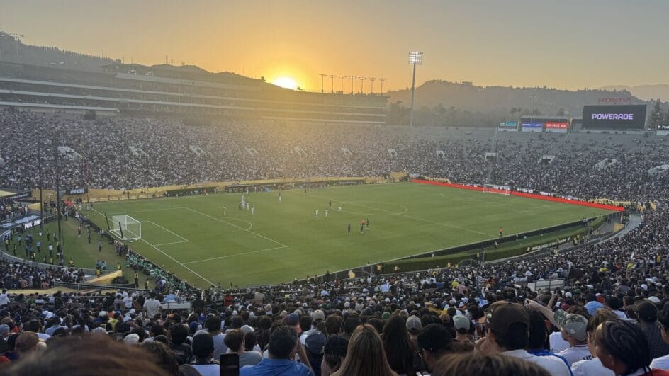 Pôr do sol no Rose Bowl, em Pasadena, ao final da partidas entre Botafogo 1 x 0 PSG (Foto: Rodrigo Faraco, NSC)