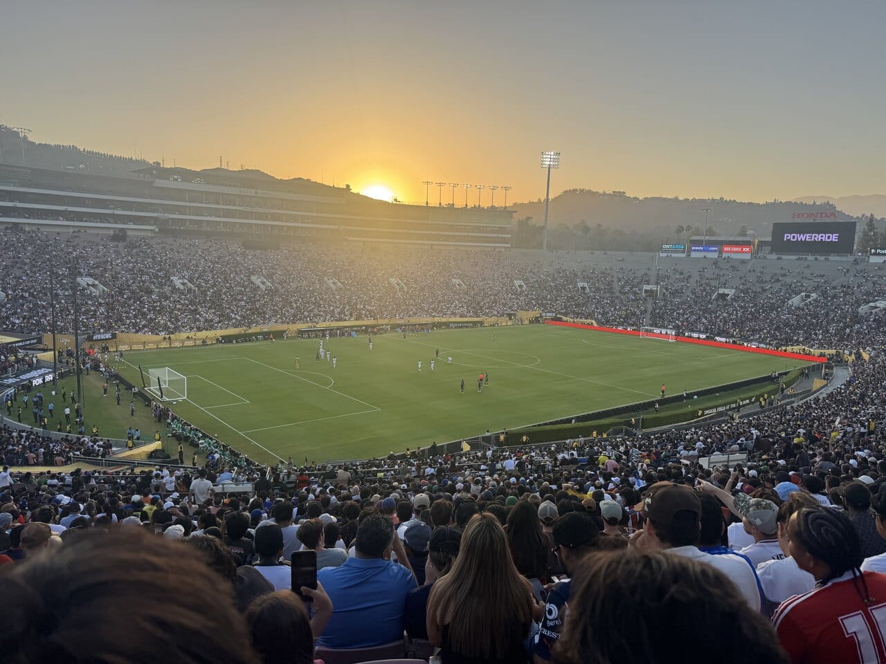 Pôr do sol no Rose Bowl, em Pasadena, ao final da partidas entre Botafogo 1 x 0 PSG (Foto: Rodrigo Faraco, NSC)