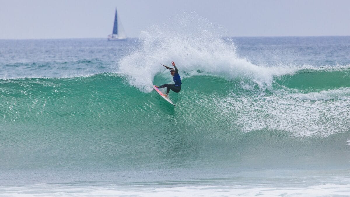 Bettylou Sakura surfando 