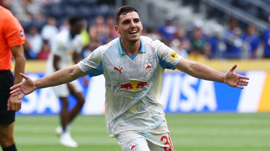 Oscar Gloukh foi um dos autores dos gols da vitória do Salzburg (Foto: Reuters)