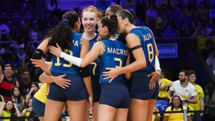Seleção Brasileira de vôlei comemorando ponto