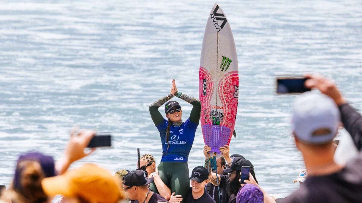 sakura sendo carregada pela torcida
