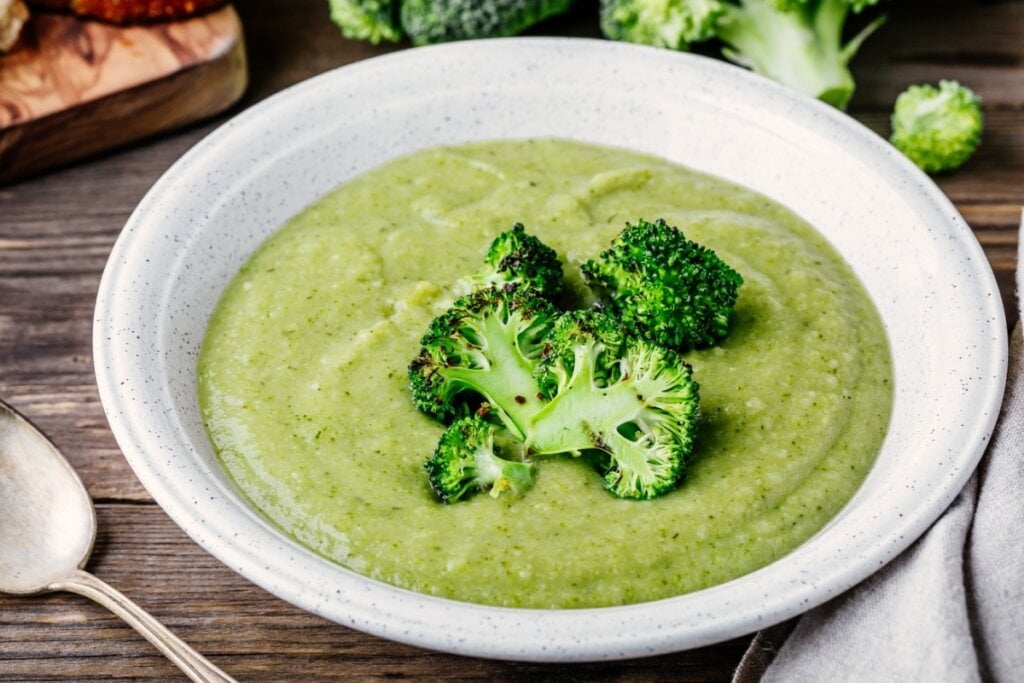 Prato branco com sopa cremosa de brócolis