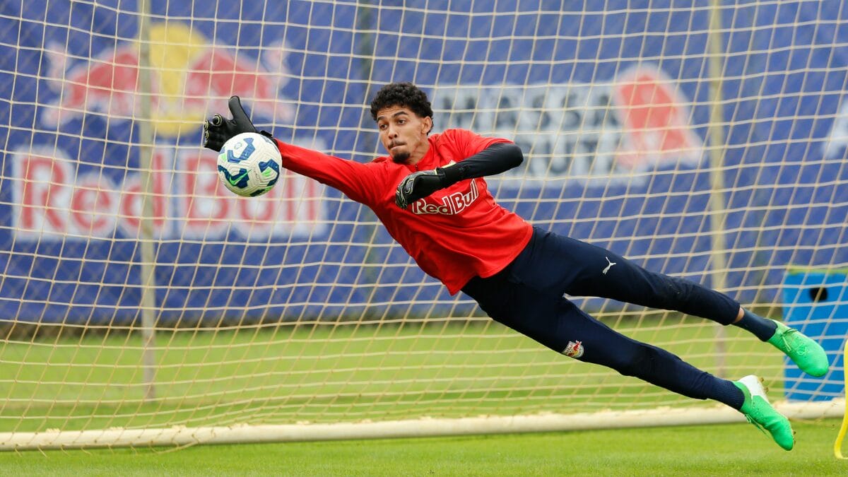 Treino de defesa do goleiro Bragantino