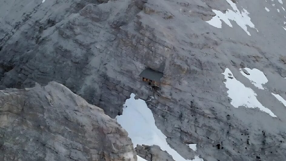 Uma fortaleza de pedra nas alturas italianas revela sua incrível história e modo de acesso (Foto: Reprodução/Youtube)