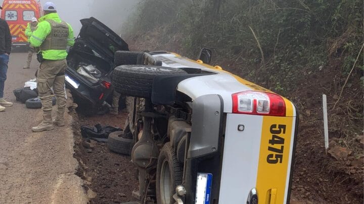 Viatura tombou durante perseguição na SC-283 (Foto: CBMSC, Divulgação)