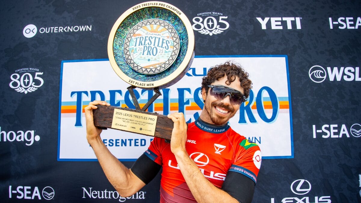 Yago Dora segurando Troféu