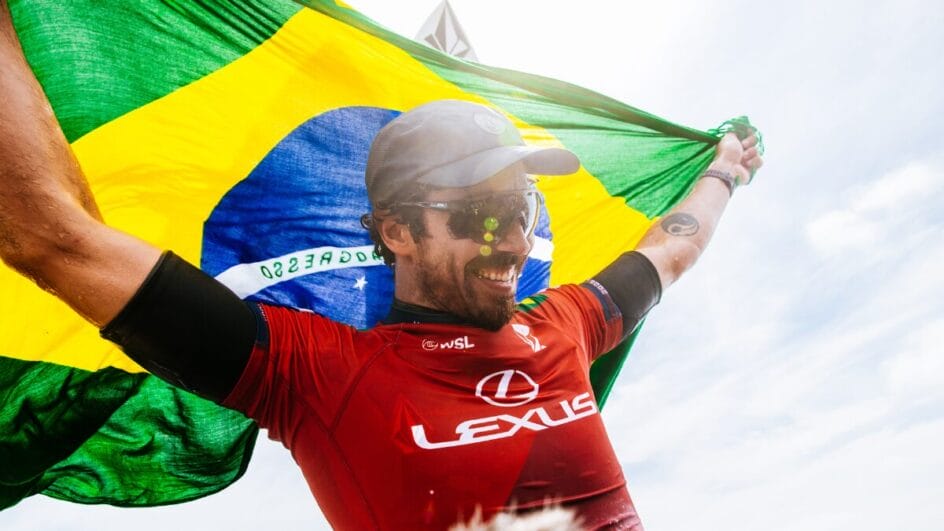 yago com a bandeira do brasil