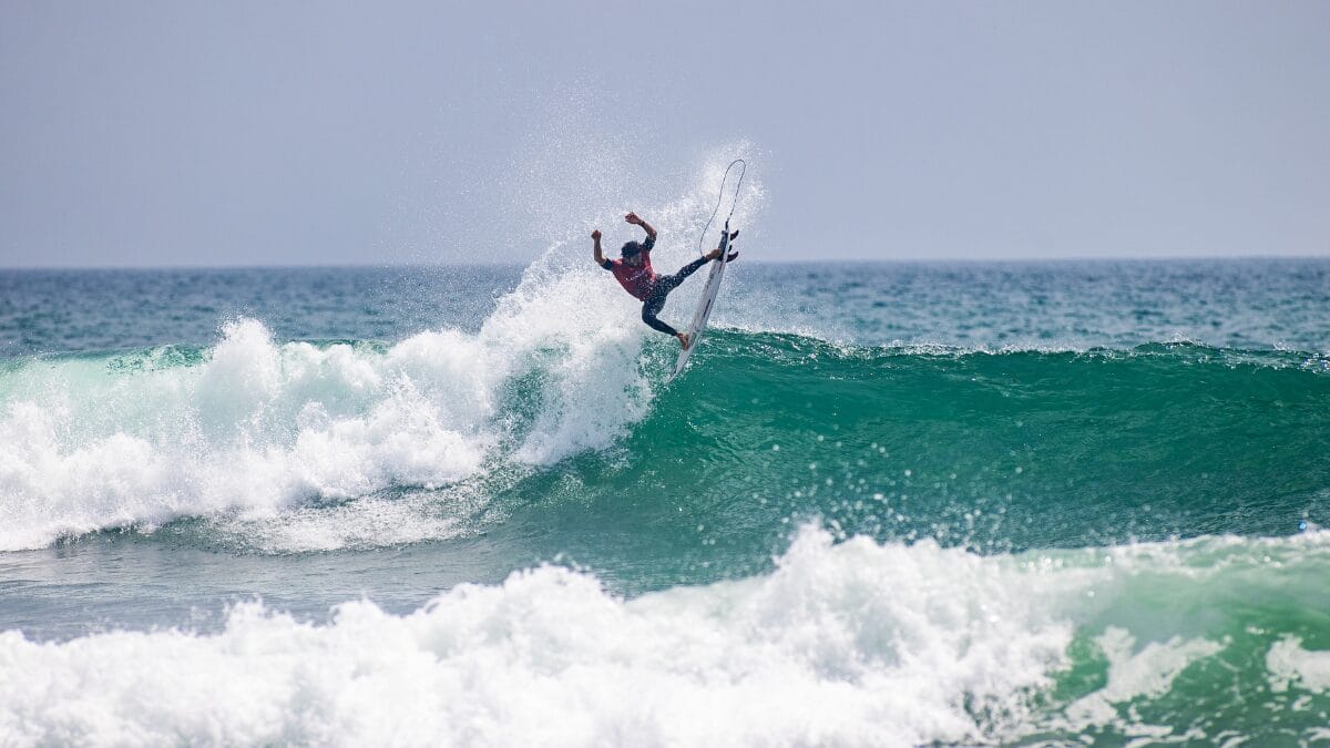 Yaago dando areo em uma onda
