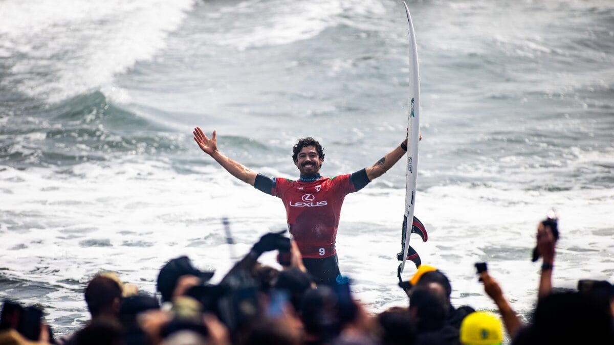 yago dora sendo carregado pelos fãs 