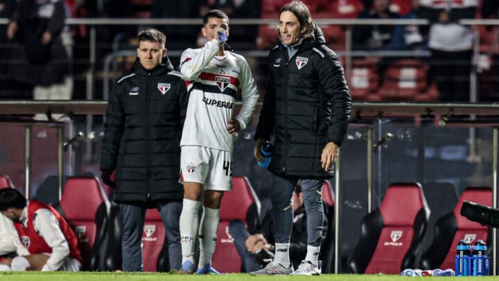 Zubeldía ao lado de jogador do São Paulo