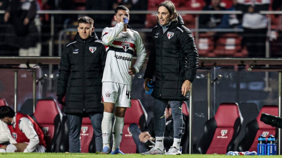 Zubeldía ao lado de jogador do São Paulo