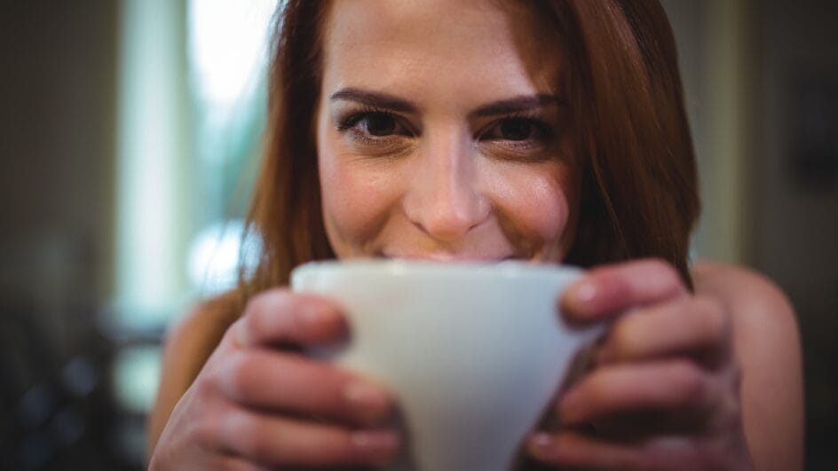 O consumo moderado desta bebida traz bebefícios para a saúde. Foto: Reprodução/Freepik