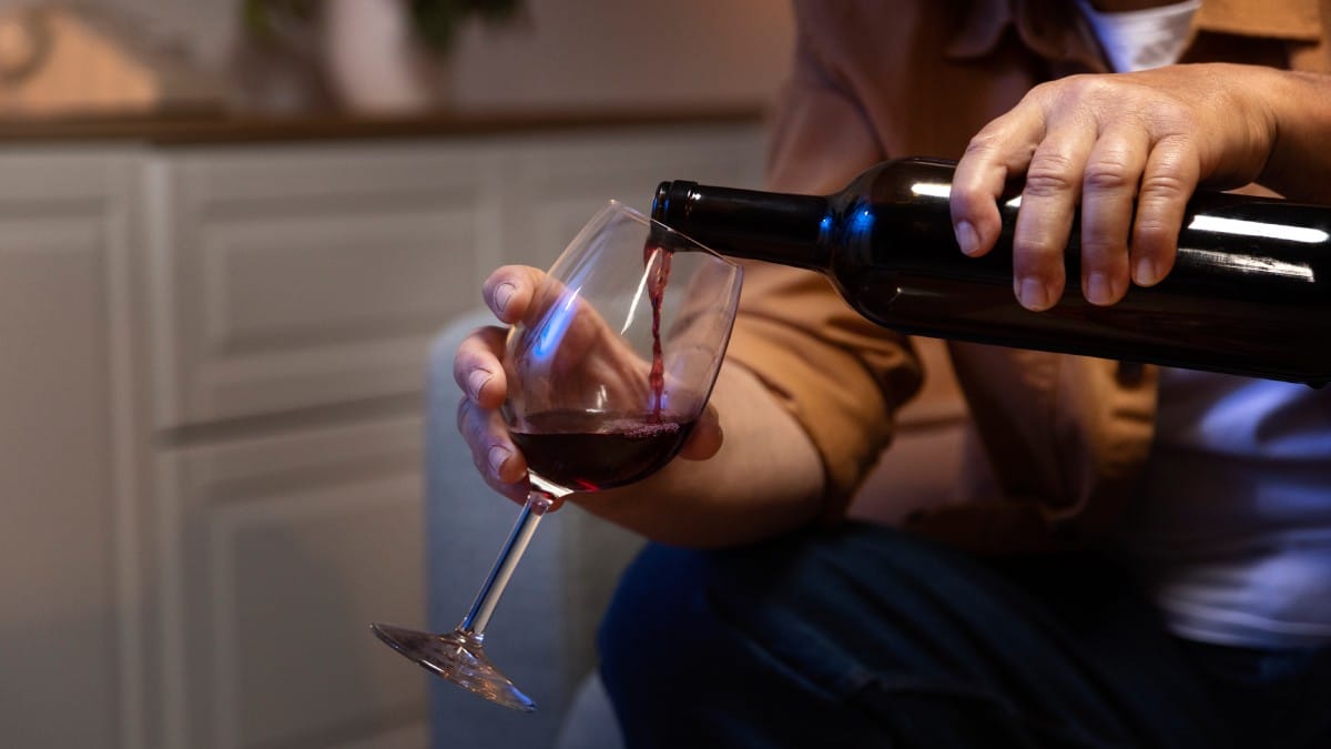 Entenda a relação entre o consumo moderado de vinho e seu bem-estar. Foto: Reprodução/Freepik