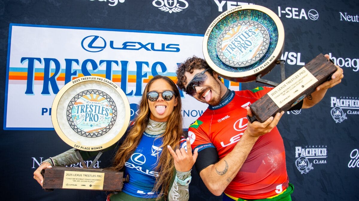 sakura e yago segurando os troféus 