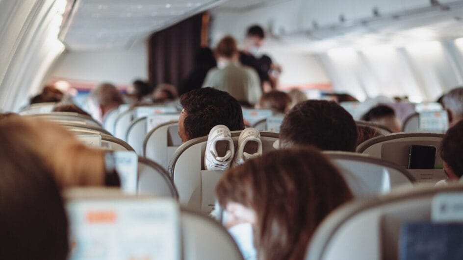 criança chutando assento do avião