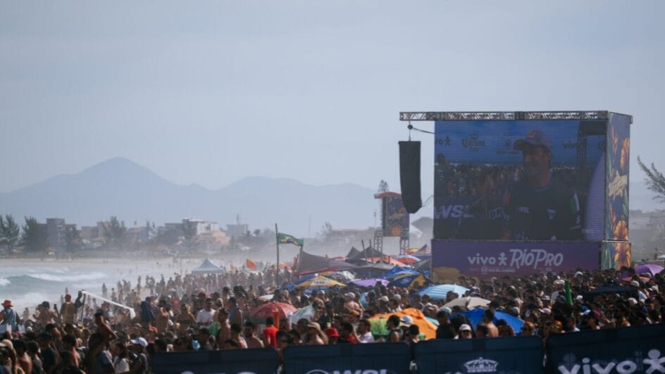 Público na praia de Saquarema