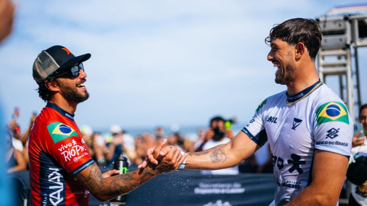 filipe toledo e joão chianca se cumprimentando