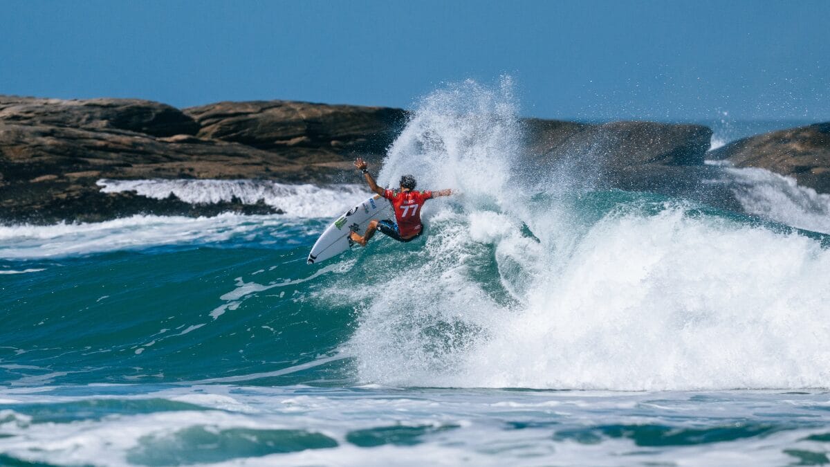 filipe toledo surfando