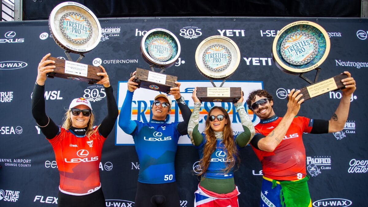 finalistas erguendo os troféus 