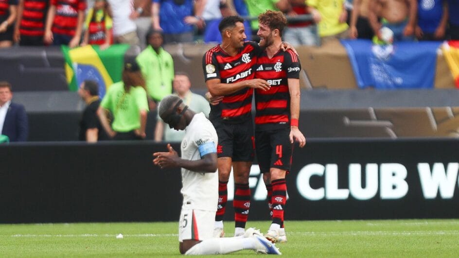 Dupla de zagueiros do Flamengo ao fundo enquanto Caicedo ora de joelhos (Foto: Gilvan de Souza, Flamengo)