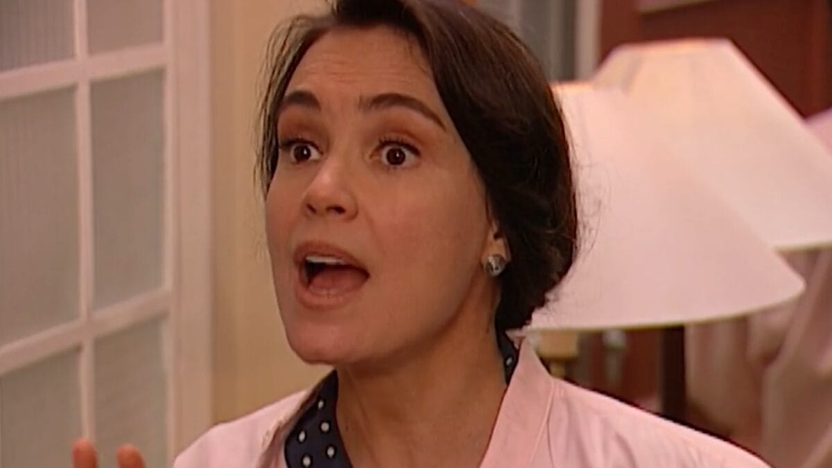 helena expulsa pessoa da casa dela em história de amor