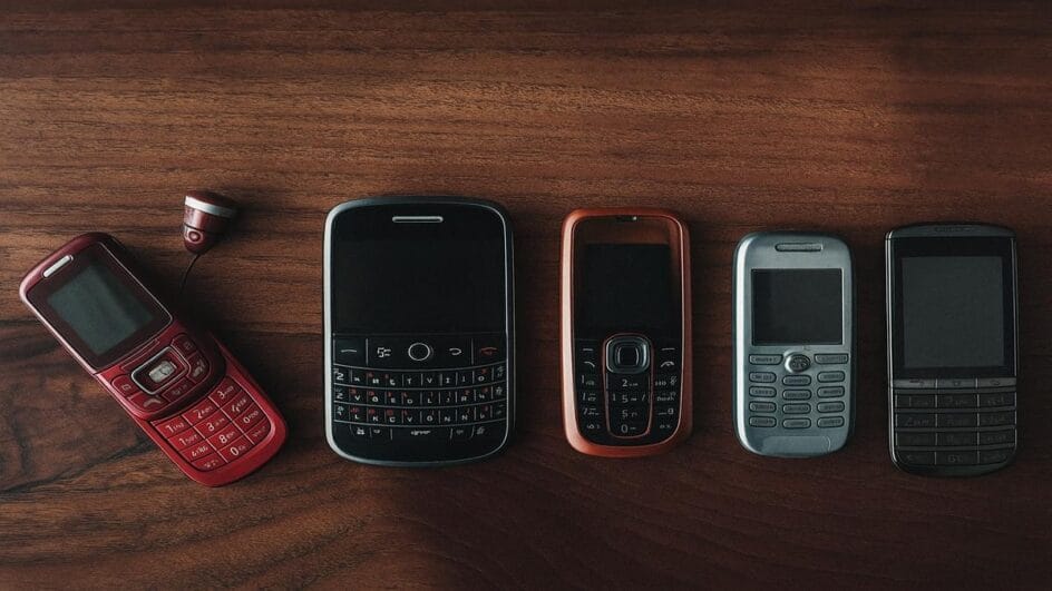 Cresce o número de pessoas que abandonam o smartphone pelo dumbphone - Imagem ilustrativa gerada por IA