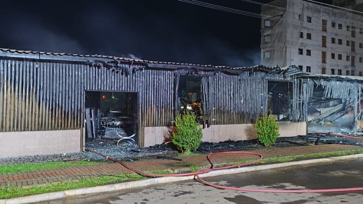 Restaurante é destruído por incêndio em Chapecó
