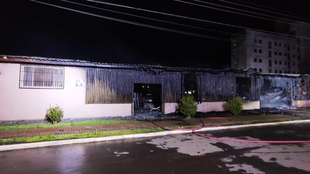 Restaurante é destruído por incêndio em Chapecó