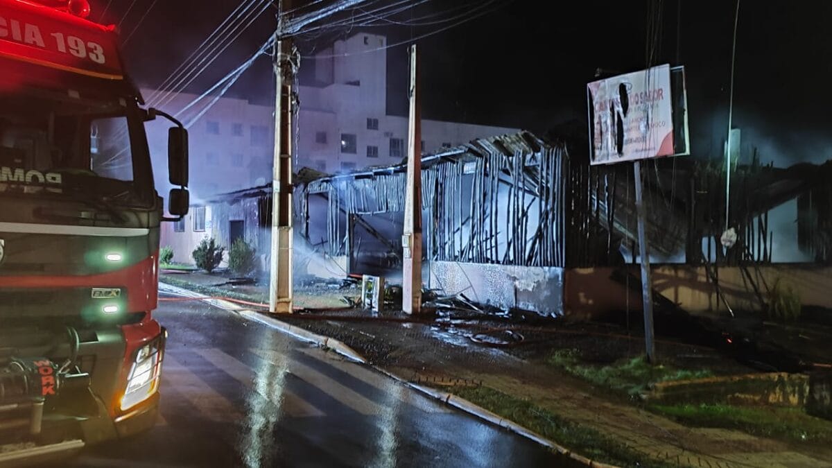Restaurante é destruído por incêndio em Chapecó