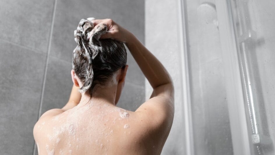Lavar o cabelo em excesso pode danificar o couro cabeludo. Foto: Reprodução/Freepik