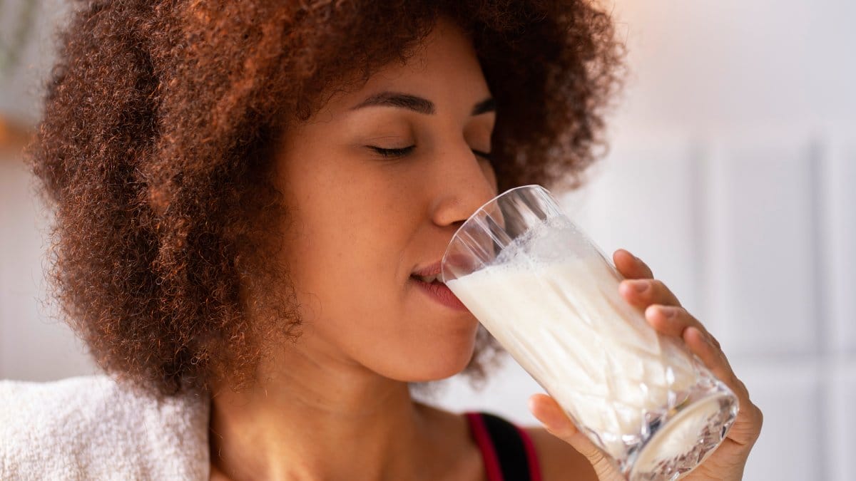 Nutricionista alerta: o leite desnatado pode enganar mais do que ajuda. Foto: Reprodução/Freepik