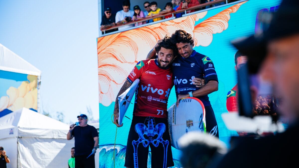 filipe e miguel se abraçando