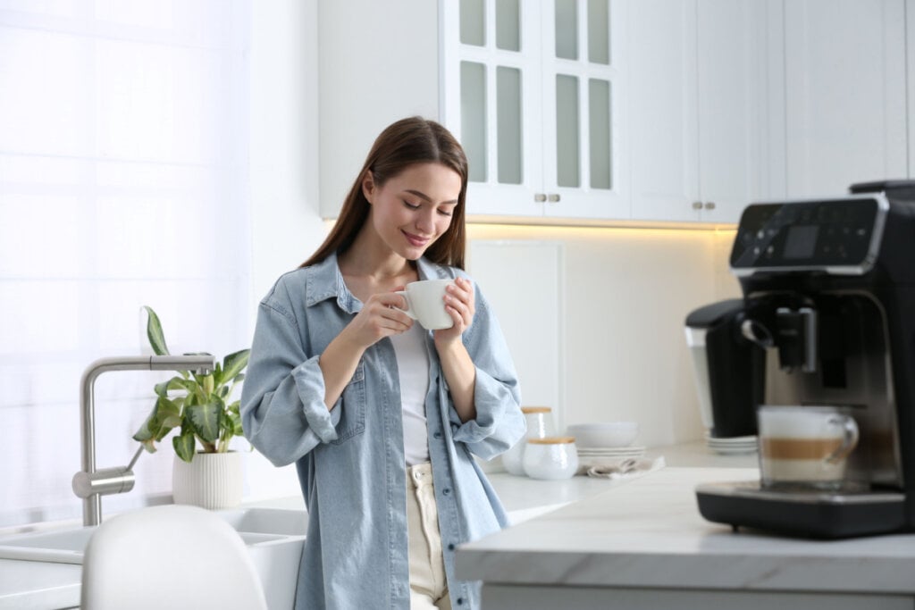 Mulher jovem bebendo cafÃ©
