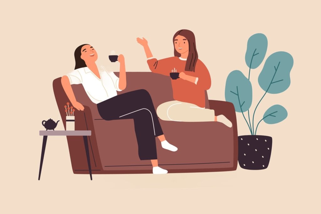 IlustraÃ§Ã£o de duas mulheres sentadas no sofÃ¡ conversando enquanto tomam uma bebida quente. Ao lado do sofÃ¡ hÃ¡ uma mesinha com o bule em cima e do outro lado uma planta